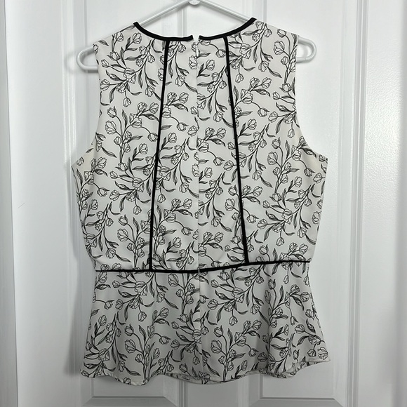 Banana Republic Black and White Floral Blouse | Size 10 - Picture 5 of 6